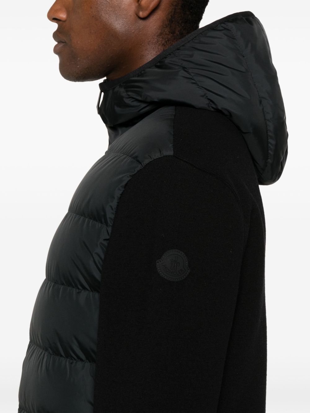 veste à capuche en tricot avec empiècements rembourrés