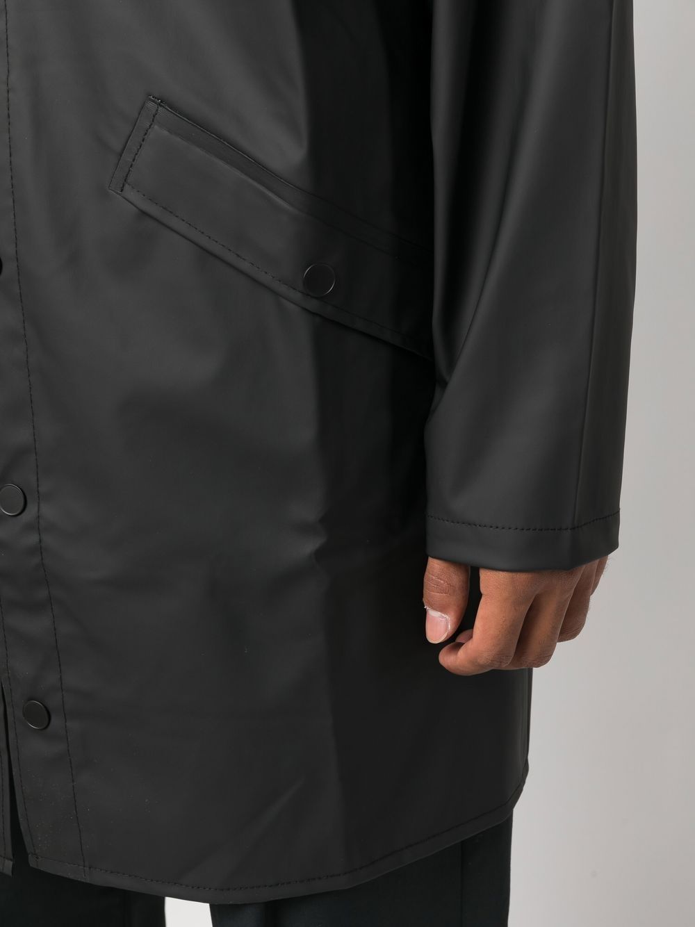 imperméable à capuche avec cordon de serrage