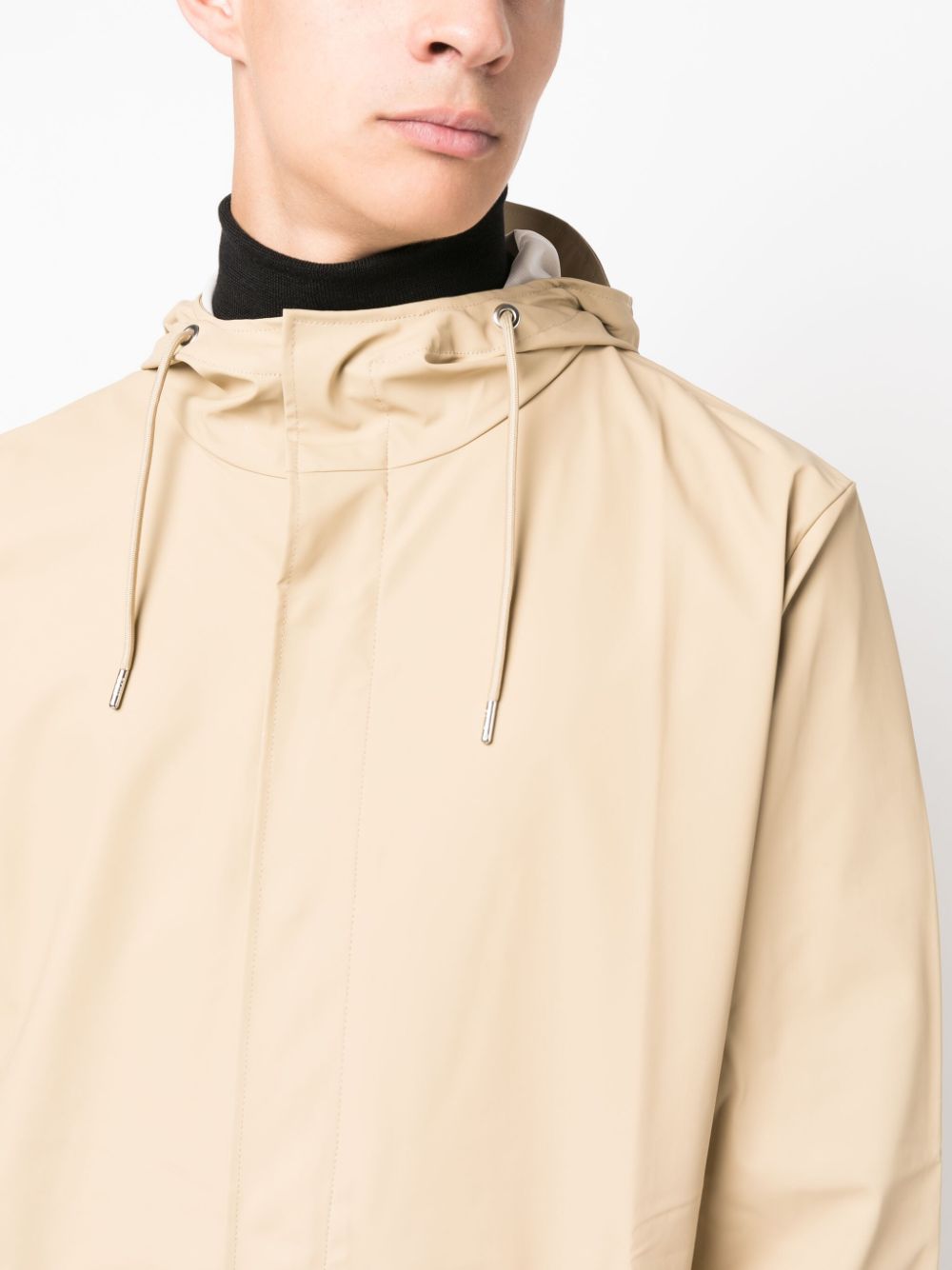 Parka enduite à capuche avec cordon de serrage et queue de poisson
