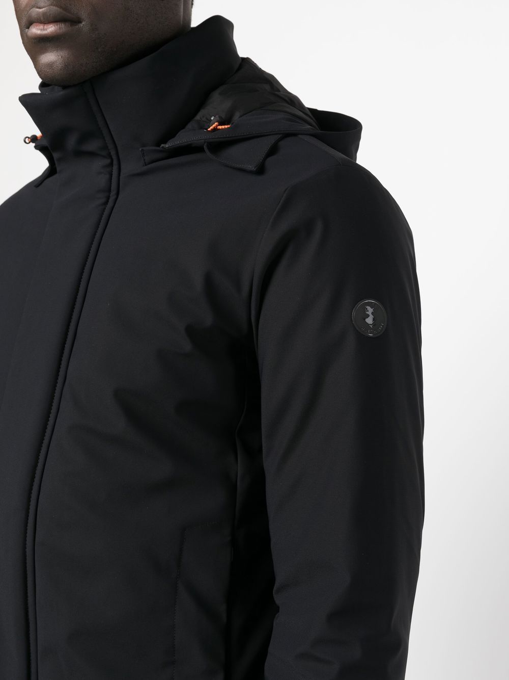 parka à capuche et col montant
