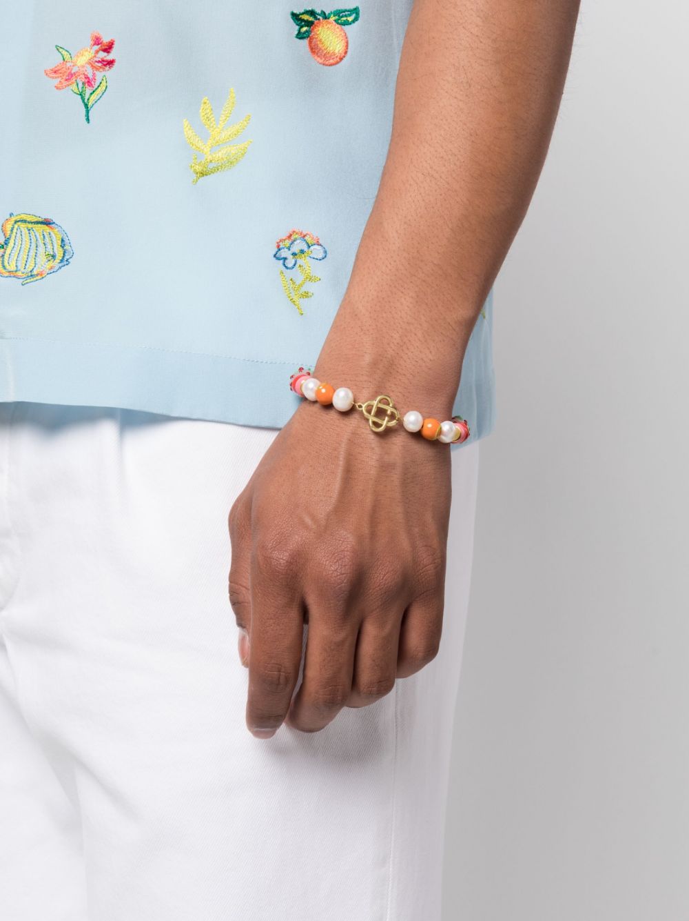 bracelet en perles avec logo et breloque