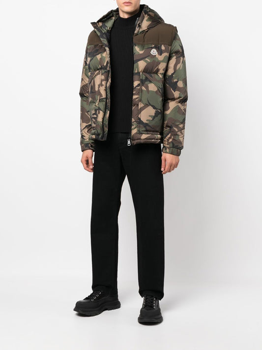 camouflage-print hooded puffer jacket