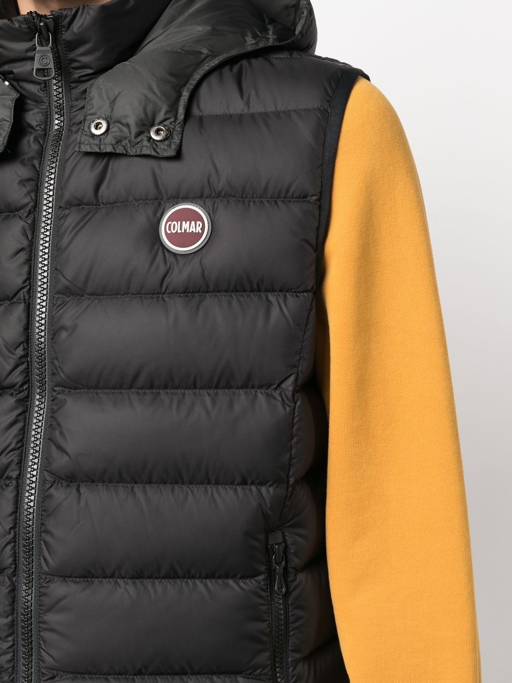 gilet rembourré avec logo en relief