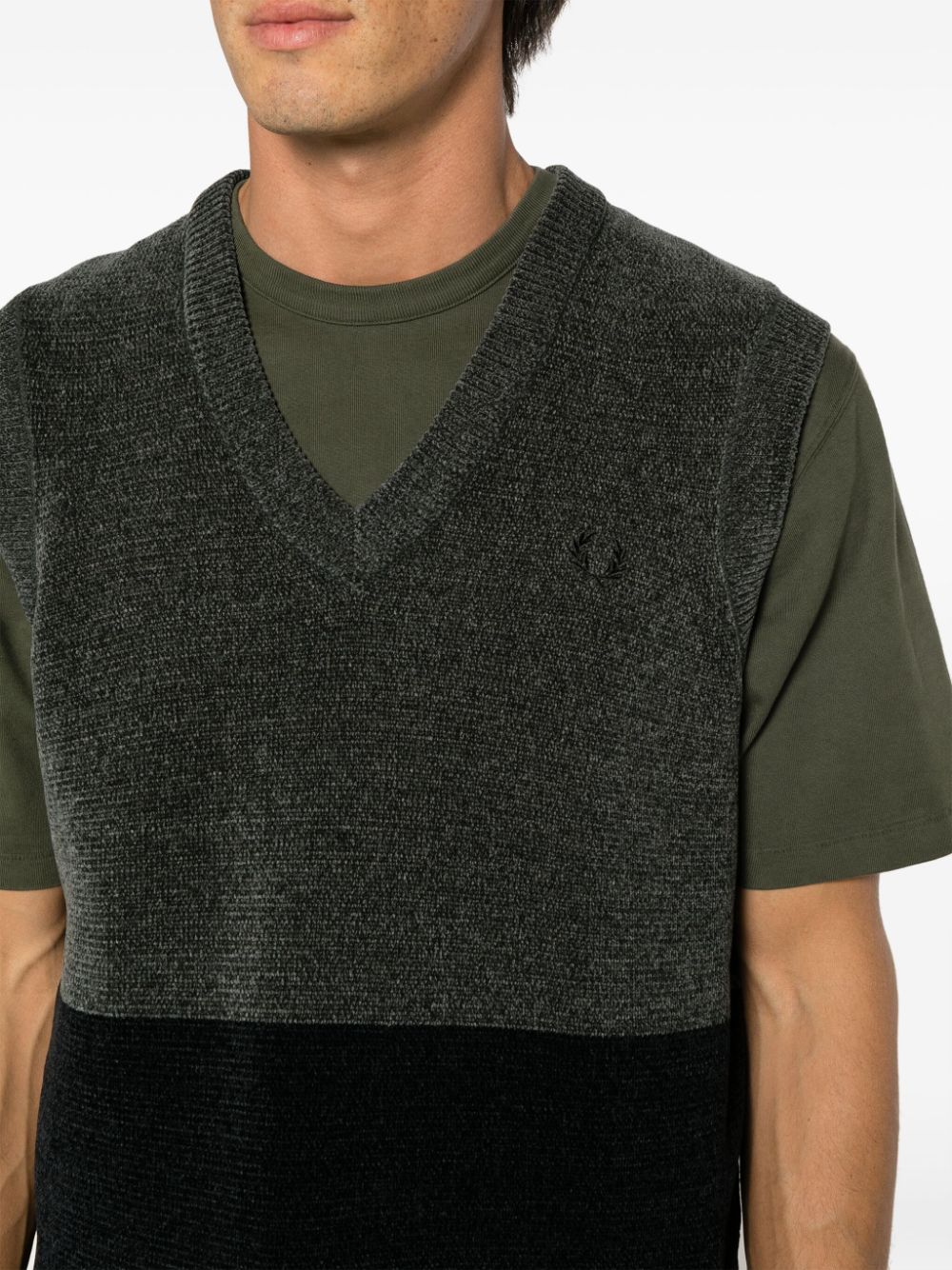 logo-embroidered two-tone vest