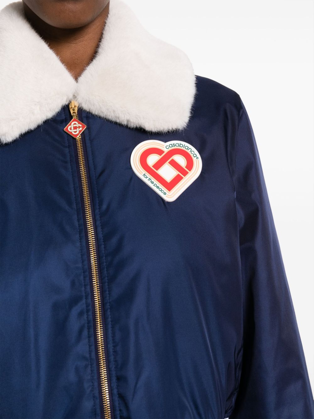 veste à col en fausse fourrure avec patch logo