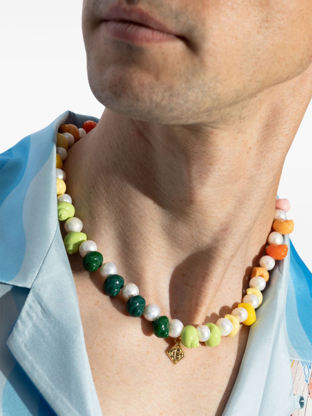 collier en fausses perles et coquillages