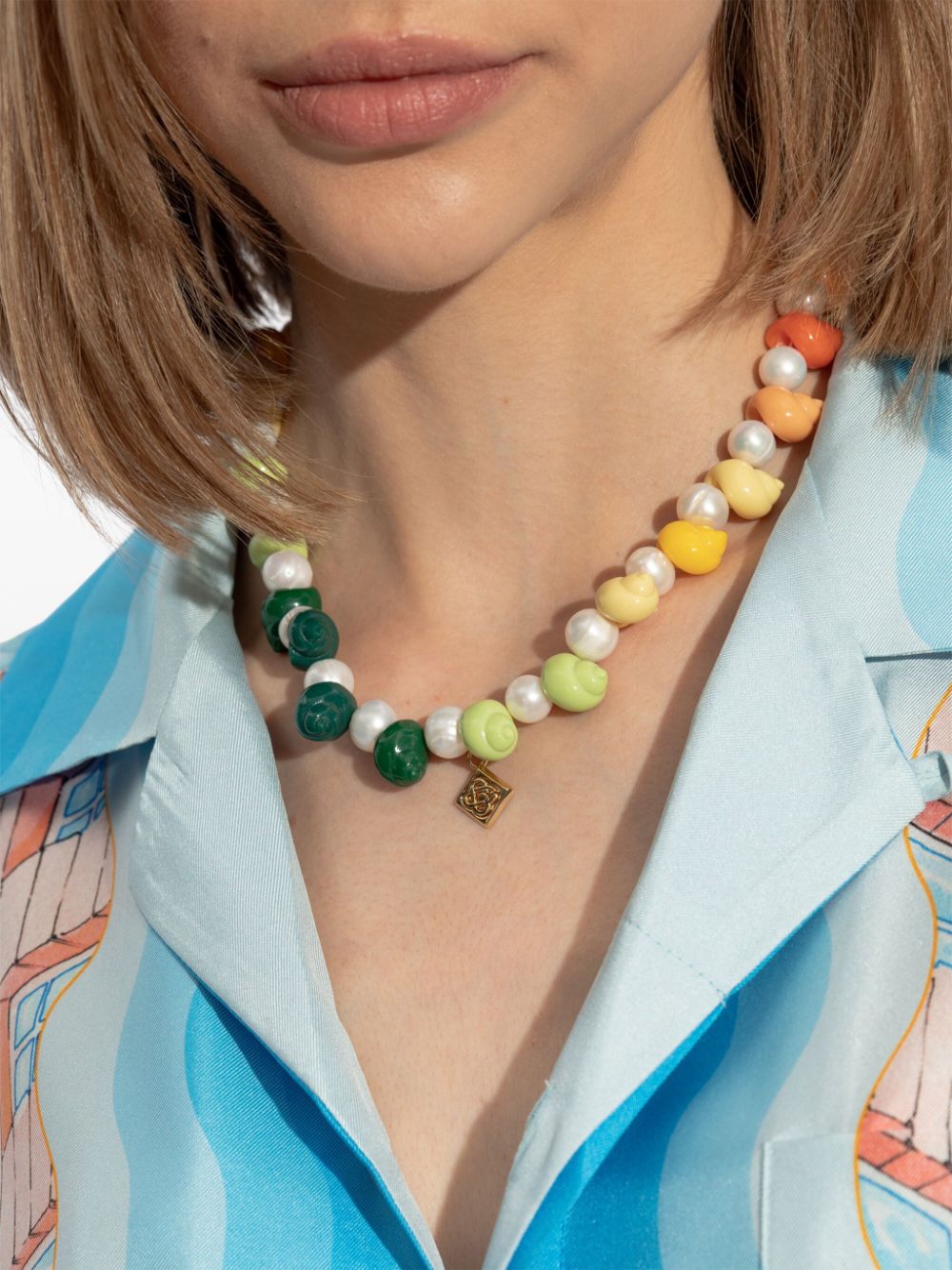 collier en fausses perles et coquillages