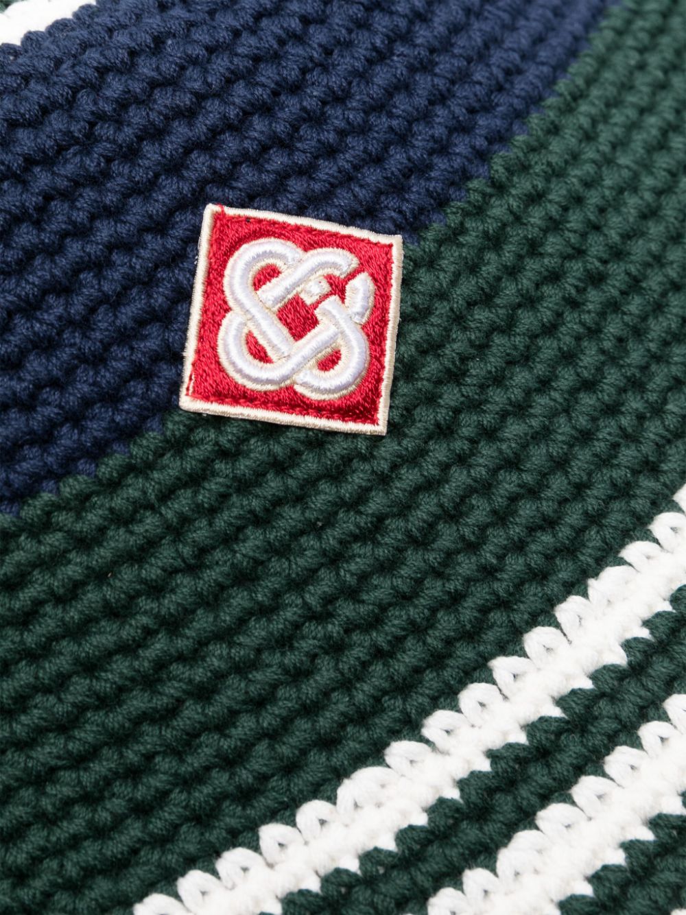 chapeau bob en crochet avec logo appliqué