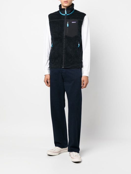 gilet en fausse peau de mouton avec patch logo